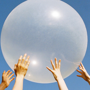 边挨炮边打电话给闺蜜
