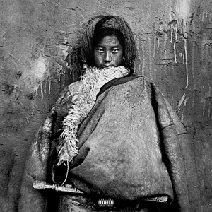 边挨炮边打电话给闺蜜
